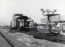 169676 Afbeelding van de hormachine van de N.S. tijdens onderhoudswerkzaamheden op een emplacement.